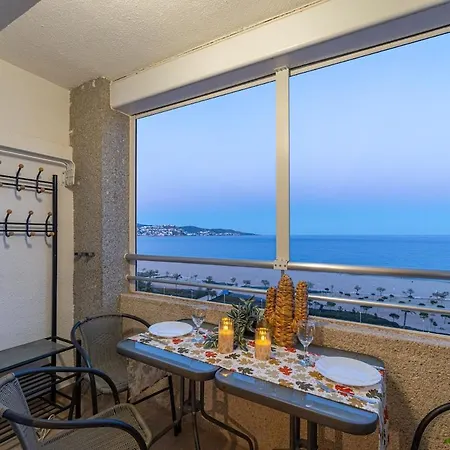 Beachfront Cozy With Sea Views Apartament