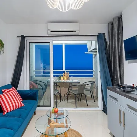 Beachfront Cozy With Sea Views *